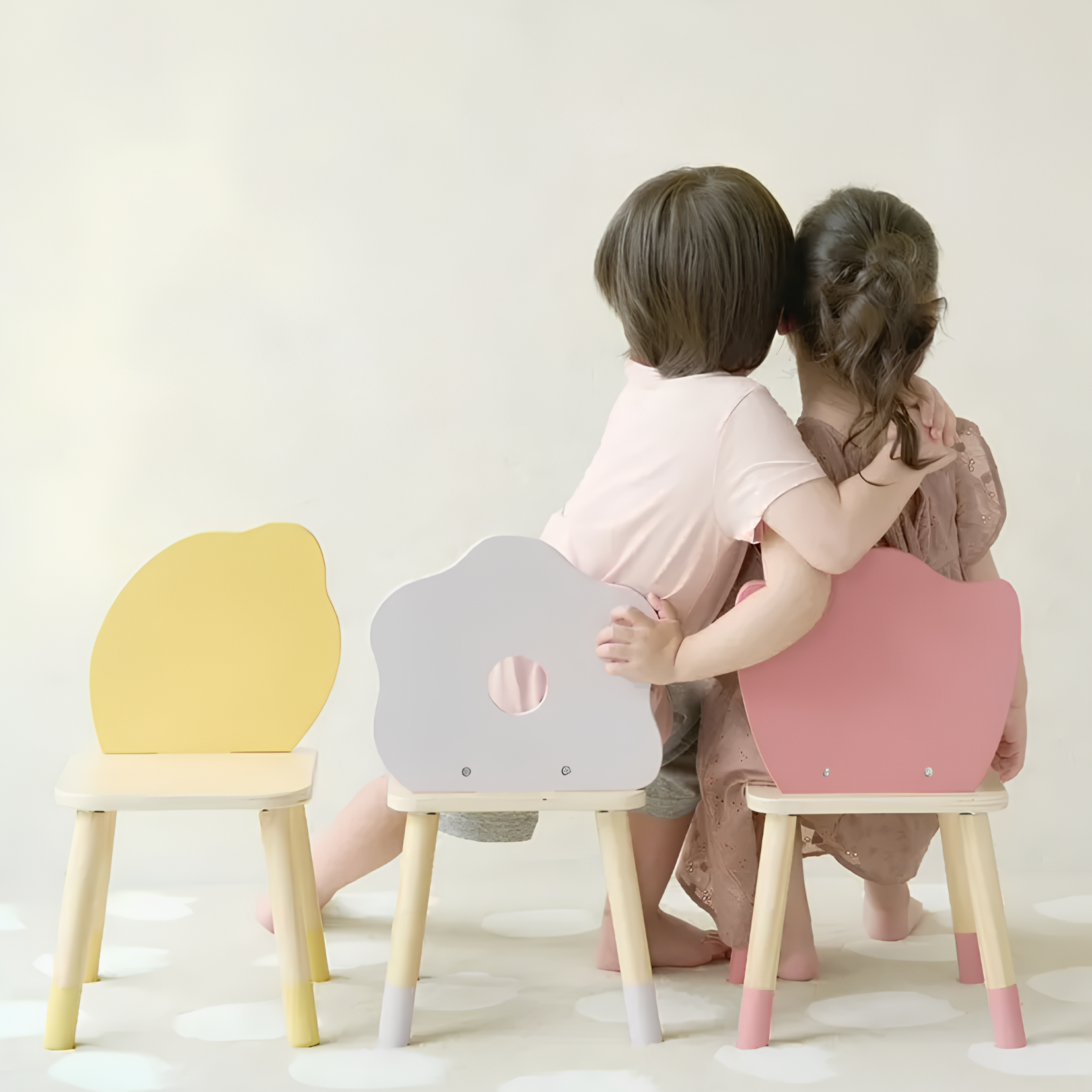 Tafels stoelen en speelmatten