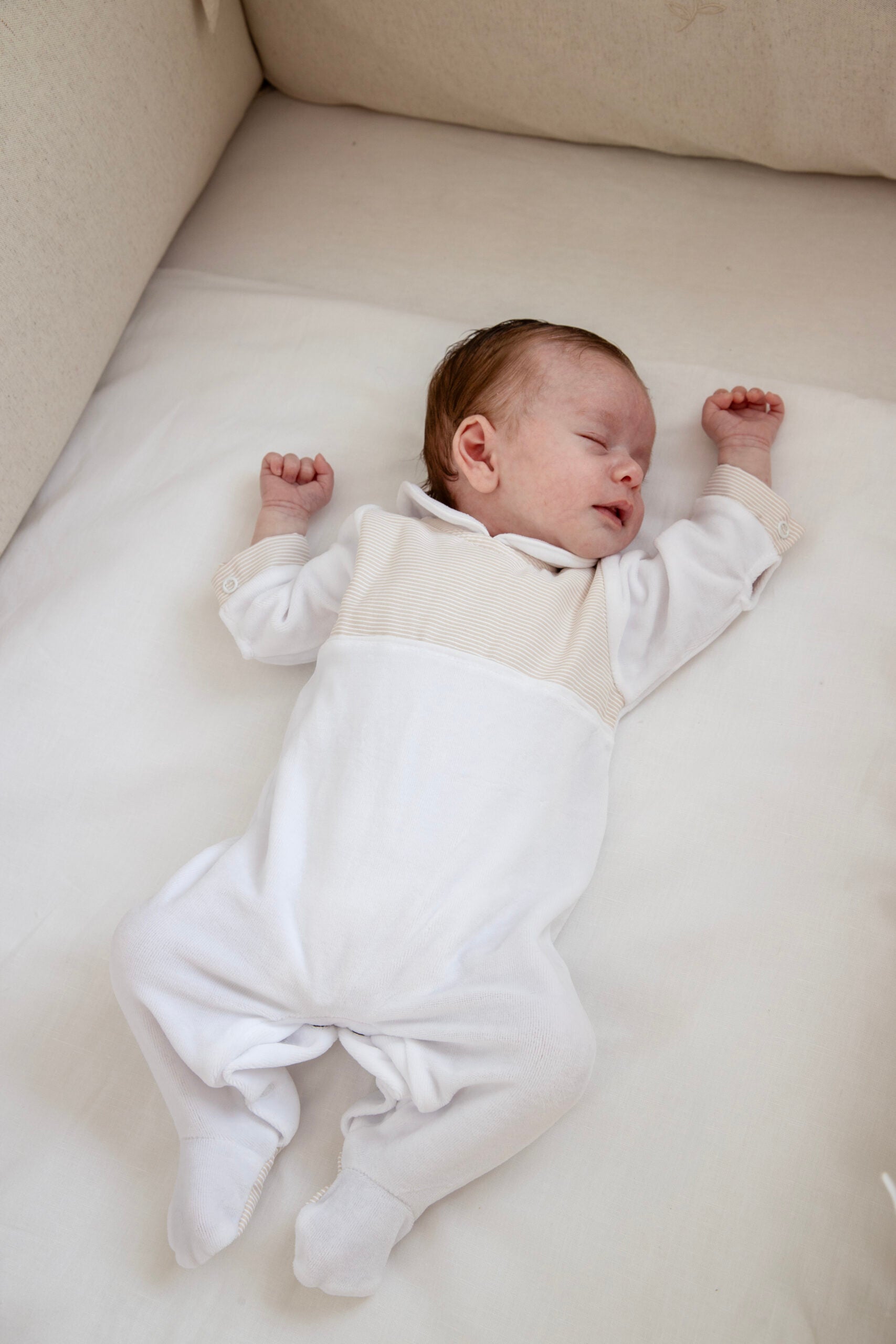 LIVING NATURE Babypakje Bo velours wit details in streepjes beige wit - 0m
