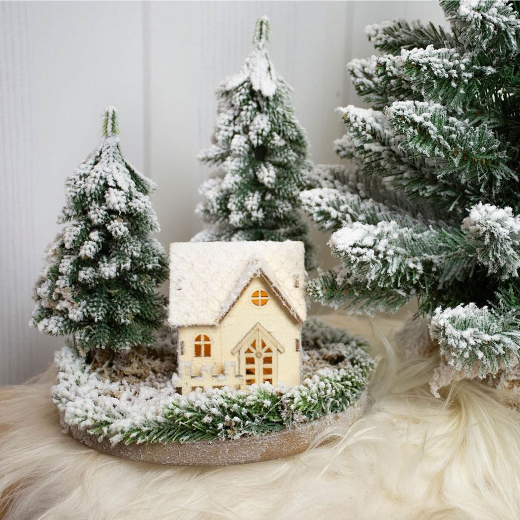 Kerst snowy house with 2 pines & LED batt
