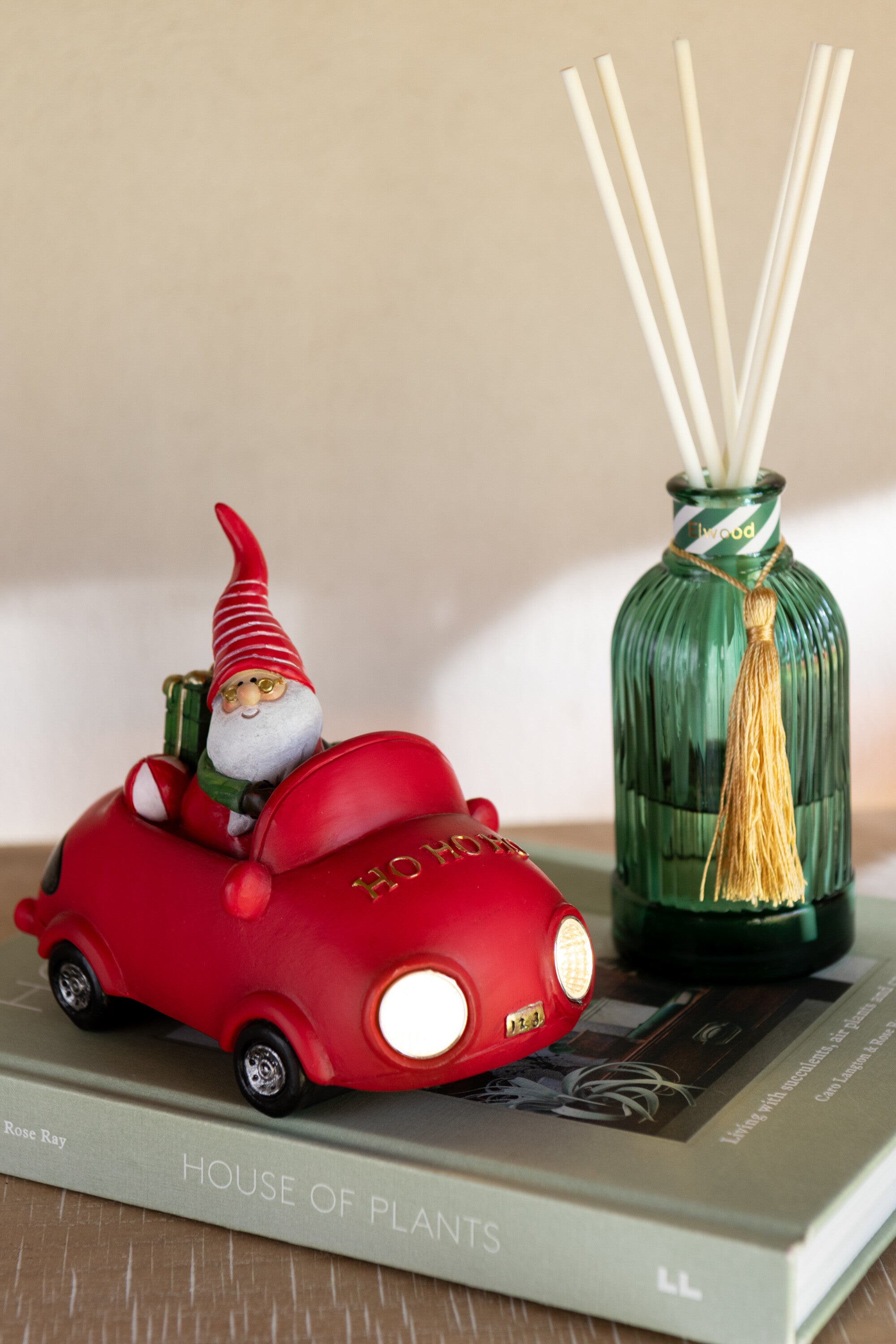 JLINE Kerstman met rendier in auto - 15,5x9x13cm - ass.  (prijs per stuk)